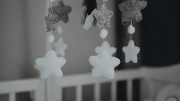 Juguete Infantil Estrellas Blancas Grises Luna Cuelgan Sobre Cuna Habitación — Vídeos de Stock