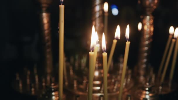 Dunne Gele Waskaarsen Staan Een Gouden Kandelaar Een Donkere Kerk — Stockvideo