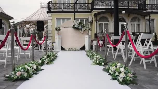 Ресторан Прикрашений Білим Килимом Стільцями Круглою Фотозоною Прикрашеною Свіжими Квітковими — стокове відео