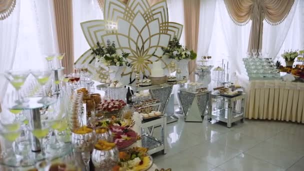 Luxe Duur Buffet Met Vlees Desserts Fruit Elite Drankjes Glazen — Stockvideo