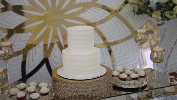 Weiße Leckere Zweistöckige Hochzeitstorte Mit Sahne Steht Auf Einem Stand — Stockvideo