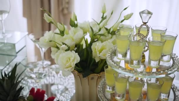 Glas Alcohol Met Likeur Staan Een Dure Elegante Ronde Meerlaagse — Stockvideo