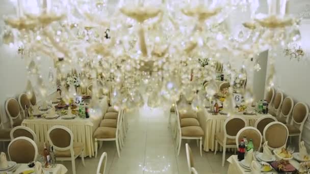 Große Teure Luxus Restaurant Weiß Goldenem Stil Mit Gedeckten Tischen — Stockvideo