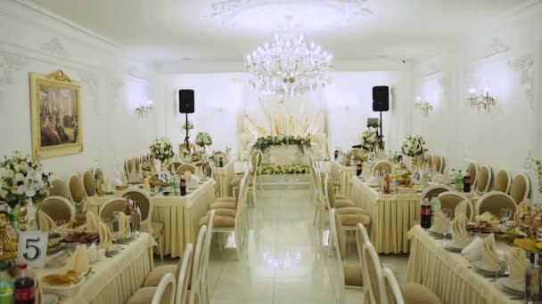 Gran Restaurante Lujo Caro Estilo Blanco Dorado Con Mesas Decoradas — Vídeos de Stock