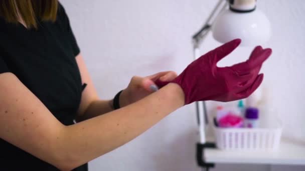 Manicura Chica Caucásica Con Pelo Corto Oscuro Vestidos Uniforme Negro — Vídeo de stock