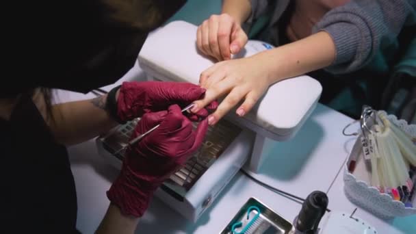 Manicure Ragazza Caucasica Guanti Nitrile Tiene Uno Strumento Sterilizzato Una — Video Stock