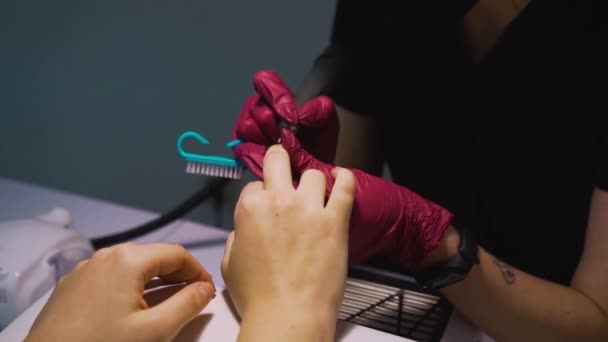 Manicura Hace Una Manicura Hardware Corta Cutícula Con Cortador Fresado — Vídeo de stock