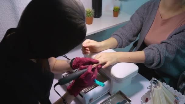 Meester Van Manicure Vorm Beschermkap Nitril Handschoenen Zit Schoonheidssalon Onder — Stockvideo