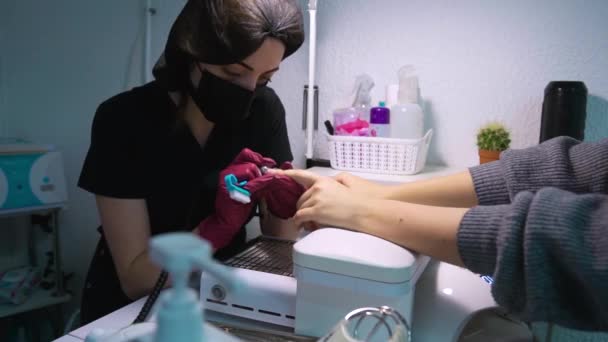 Meester Van Manicure Beschermende Cap Nitril Handschoenen Zit Salon Onder — Stockvideo