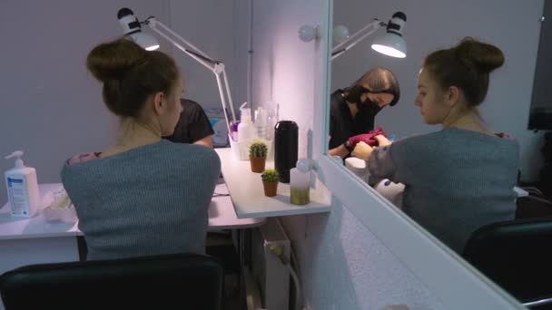 Meester Van Manicure Onder Een Tafellamp Maakt Een Hardware Manicure — Stockvideo