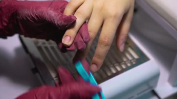 Maestro Della Manicure Con Una Spazzola Blu Pulisce Polvere Residui — Video Stock