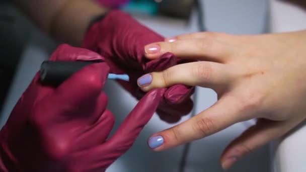 Maître Manucure Dans Forme Spéciale Dans Des Gants Nitrile Jetables — Video