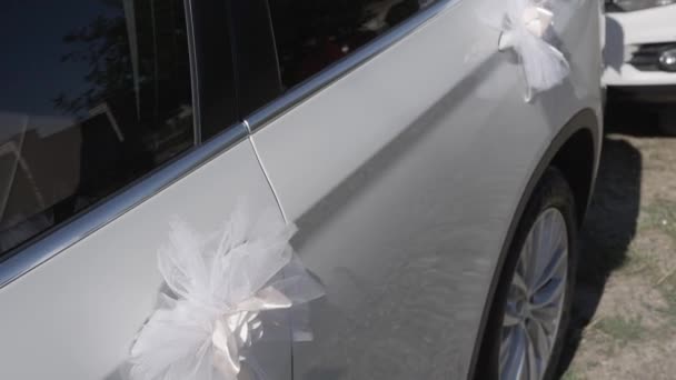 Dua Mobil Putih Yang Mahal Berdiri Dekat Rumah Dan Dihiasi — Stok Video