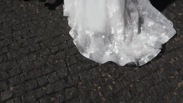 결혼식 사랑하는 남녀와 신랑은 드레스를 길가를 걸으며 — 비디오
