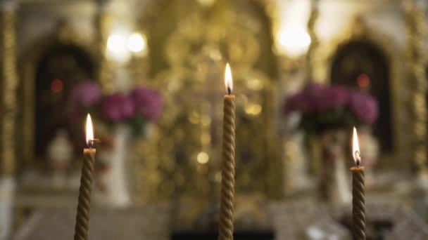 Tres Velas Cera Amarilla Retorcidas Soporte Espiral Iglesia Sobre Fondo — Vídeos de Stock