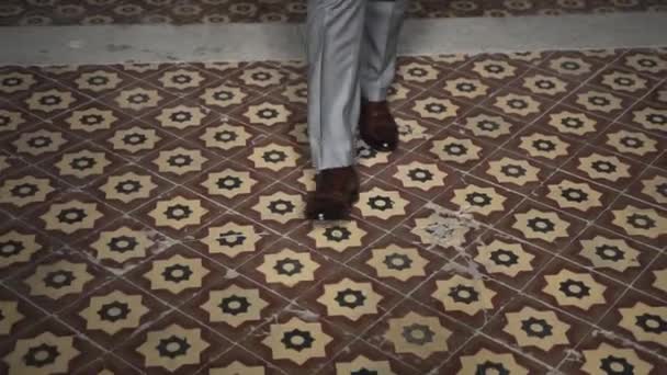 Muž Elegantním Šedém Obleku Nalakovaných Hnědých Botách Kráčí Dovnitř Staré — Stock video