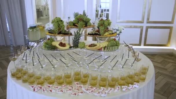 행사를 기념하는 데드는 비용이 뷔페는 알코올음료와 과일로 이루어져 — 비디오