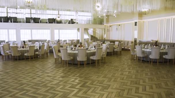 Dans Grand Restaurant Deux Étages Lumineux Cher Avec Parquet Bois — Video