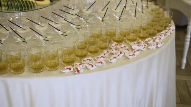 Dure Buffet Viering Van Een Belangrijk Evenement Bestaat Uit Alcoholische — Stockvideo