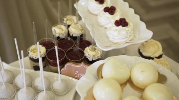 Νόστιμα Φρεσκομαγειρεμένα Γλυκά Μπισκότα Μελόψωμο Cupcakes Mousse Επιδόρπια Τετράγωνα Σχήματα — Αρχείο Βίντεο