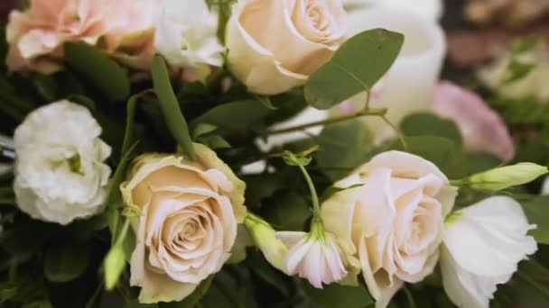 Delicata Disposizione Floreale Fiori Freschi Beige Rose Eustoma Bianco Sacco — Video Stock