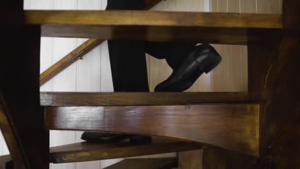 Muž Černých Kožených Botách Tkaničkami Klasickými Kalhotami Sestupuje Dřevěných Schodech — Stock video