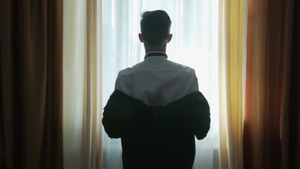 Ein Junger Kaukasischer Elegant Gekleideter Mann Geht Einem Wichtigen Treffen — Stockvideo