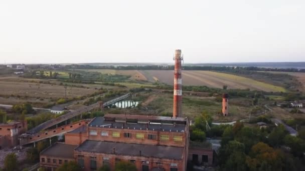 Gammal Hög Tegelrör Mot Himlen Med Antenner Toppen För Mobil — Stockvideo