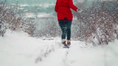 Kışın, genç bir kız kar yağışı altında ayakkabılarını giyer ve dayanamaz ve başını ve omuzlarını sert bir şekilde vurarak yere düşer..