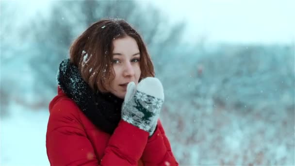 Linda Chica Con Copos Nieve Cabeza Pelo Mojado Nieve Calienta — Vídeos de Stock