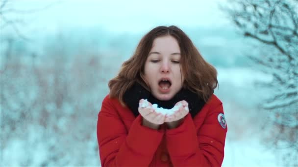 Zarte Hübsche Kaukasische Mädchen Steht Winter Draußen Und Hält Schnee — Stockvideo