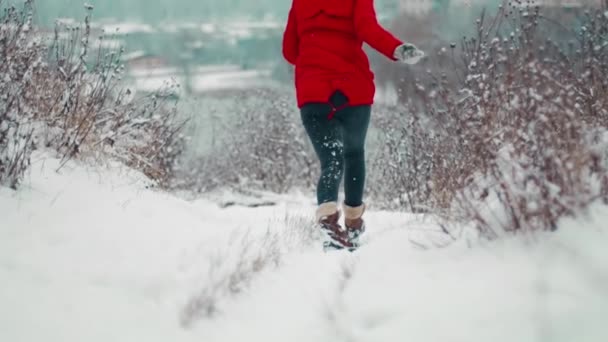 Winter Glijdt Een Jong Meisje Haar Schoenen Sneeuw Een Sneeuwval — Stockvideo