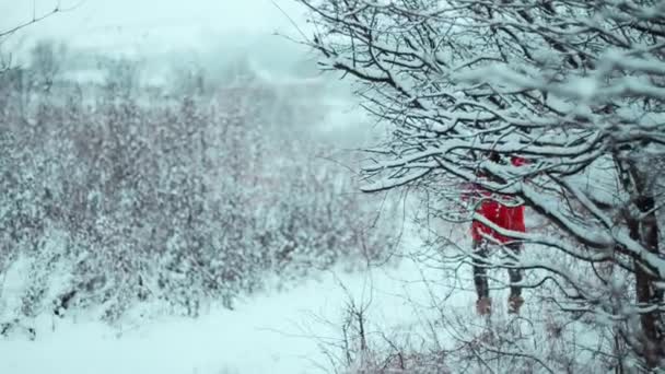 Traurige Atemlose Frau Geht Den Schneebedeckten Pfad Hinauf Und Schaut — Stockvideo