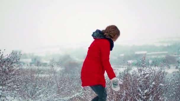 Belle Fille Caucasienne Aux Cheveux Bruns Chaudement Habillée Hiver Extérieur — Video