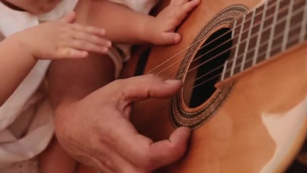 Familjemöten Pappa Spelar Gitarr Och Den Lilla Dottern Sitter Mammas — Stockvideo