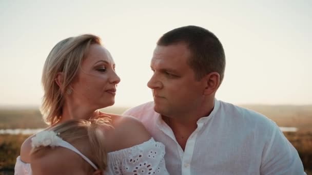 Kochający Szczęśliwy Spokojny Mąż Żona Siedzą Tle Zachodu Słońca Dotykają — Wideo stockowe