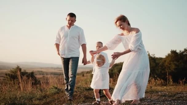 Familia Feliz Fin Semana Veraniego Ido Naturaleza Atardecer Sobre Fondo — Vídeos de Stock