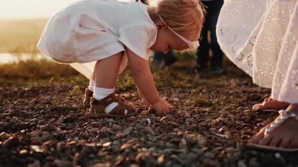 Pequeña Tierna Hija Juega Con Madre Inclina Sobre Grava Toma — Vídeos de Stock