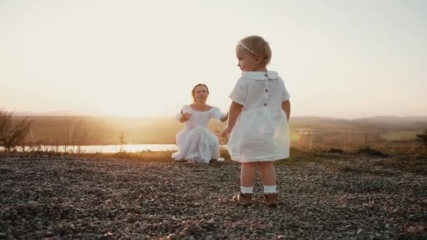 Pieni Lapsi Tyttö Seisoo Soralla Kultaisella Kentällä Auringonlaskun Aikaan Kääntyy — kuvapankkivideo