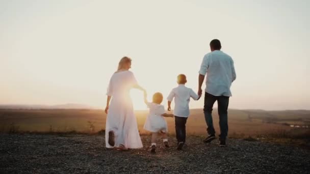 Familia Joven Feliz Cuatro Miembros Con Hijos Mamá Papá Hijo — Vídeo de stock