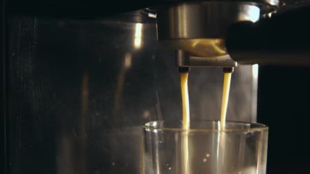 Kamera Roll Camdan Kahve Akışını Gösteriyor Yapımı Sıcak Espresso Taze — Stok video