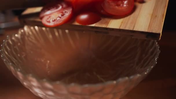 Chef Prepara Para Comer Chops Vegetais Orgânicos Frescos Fatias Tomate — Vídeo de Stock