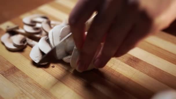 Parmaklarında Güzel Manikürlü Kadın Elleri Mantarları Mutfak Çeliği Keskin Bıçakla — Stok video