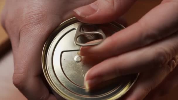 Mano Femenina Abre Frasco Con Aceitunas Verdes Conservadas Para Cocinar — Vídeo de stock