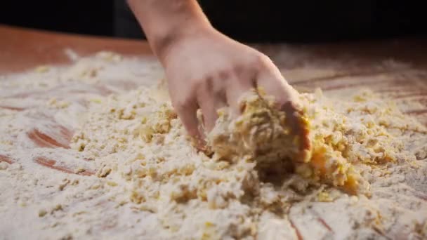 Kız Aşçı Hamurunu Ince Parmaklarıyla Ince Elleriyle Yoğurur Bardaktan Döker — Stok video