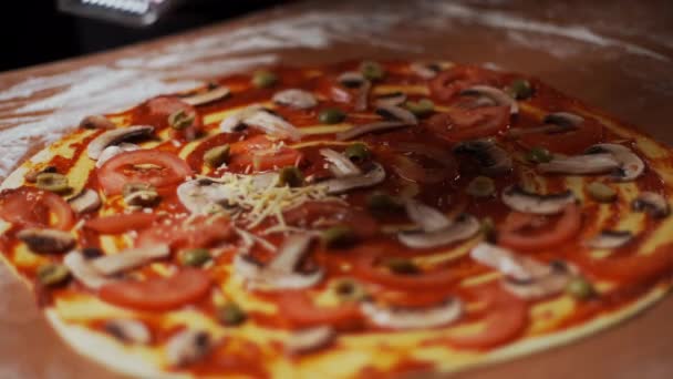 Chef Prepara Pizza Frote Queso Duro Rallador Metal Sobre Los — Vídeo de stock
