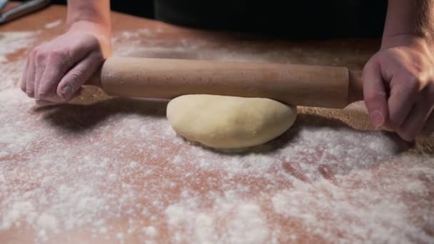 Szef Kuchni Przygotowuje Pyszne Tradycyjne Włoskie Danie Pizzy Czarnym Tle — Wideo stockowe
