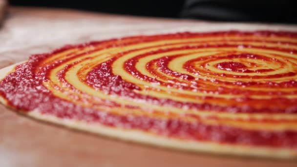 Chef Prepara Delicioso Plato Pizza Tradicional Italiana Extiende Salsa Tomate — Vídeos de Stock