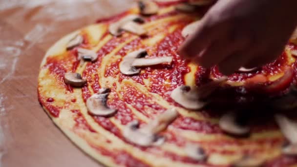 用新鲜的有机蔬菜烹调披萨 将切碎的蔬菜西红柿放在蘑菇附近的生面团上涂上番茄酱 加速录像 — 图库视频影像