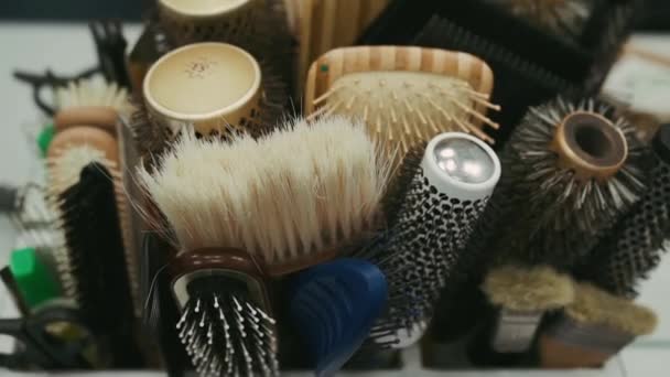 Banyak Sisir Dengan Rambut Dan Bahan Yang Berbeda Berdiri Meja — Stok Video